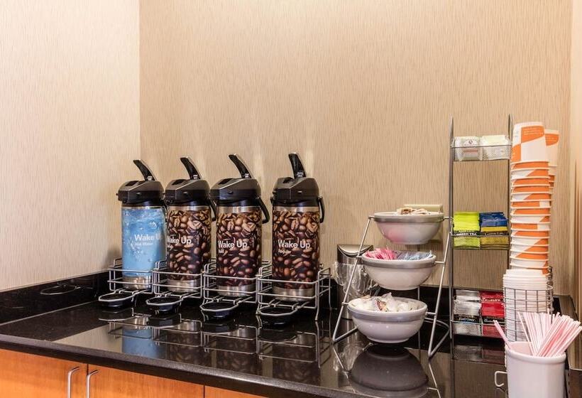 فندق Comfort Suites