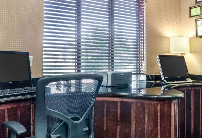 ホテル Comfort Suites Topeka Northwest