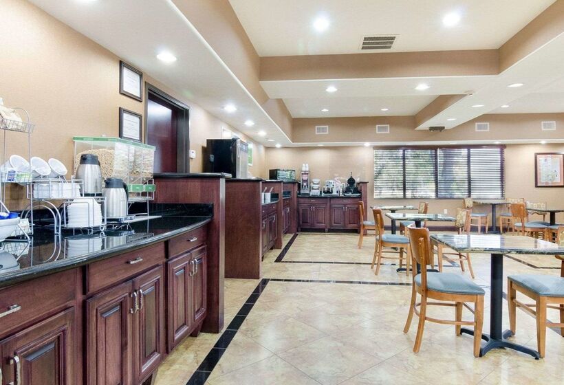 ホテル Comfort Suites Topeka Northwest