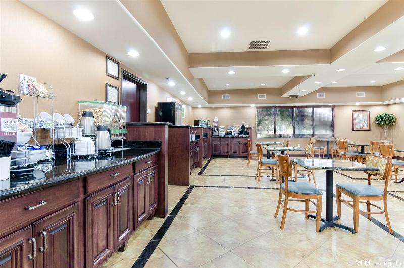 ホテル Comfort Suites Topeka Northwest