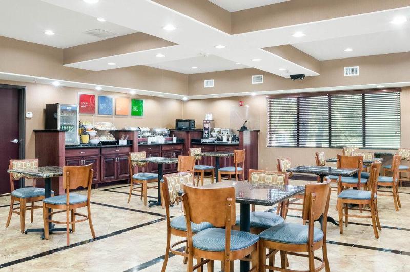 ホテル Comfort Suites Topeka Northwest