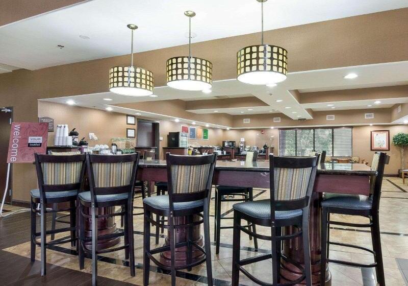 ホテル Comfort Suites Topeka Northwest