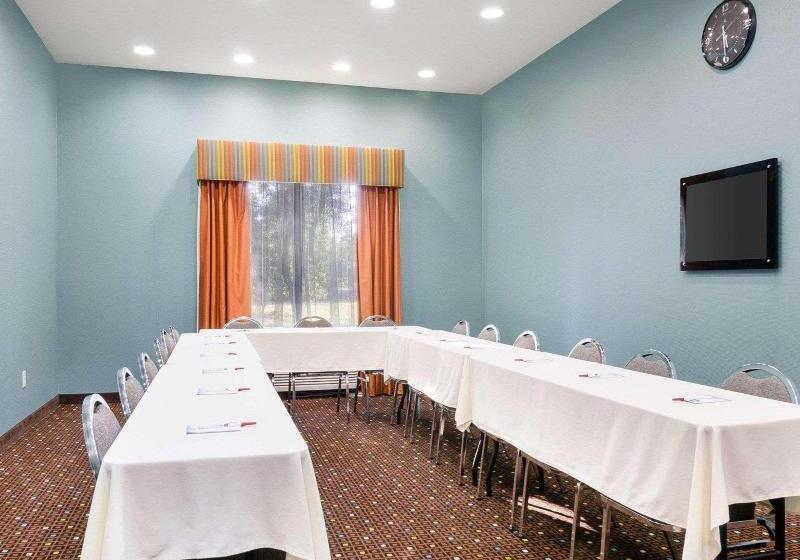 ホテル Comfort Suites Topeka Northwest