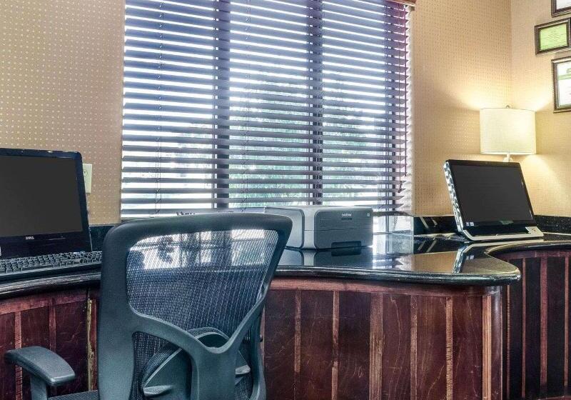 ホテル Comfort Suites Topeka Northwest