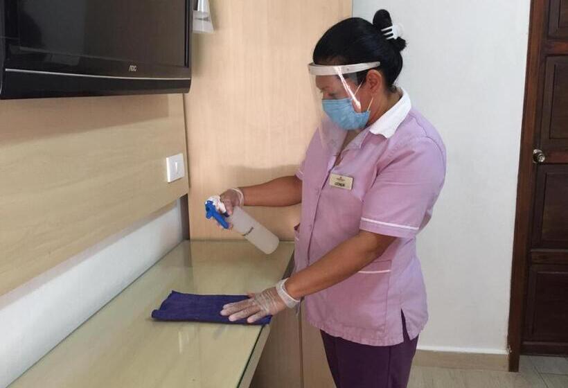 בית מלון כפרי Del Carmen, En El Centro  Desayuno Incluido !