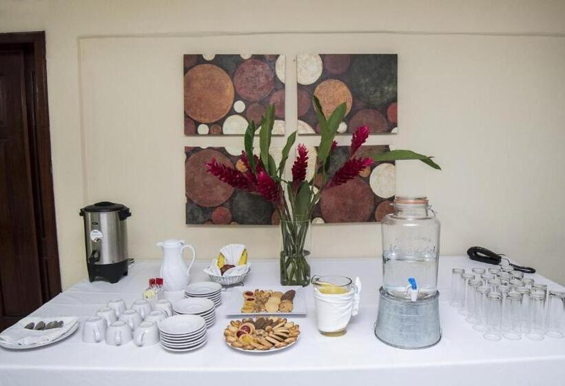 בית מלון כפרי Del Carmen, En El Centro  Desayuno Incluido !