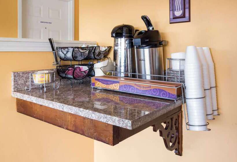 فندق Econo Lodge Inn & Suites I 65