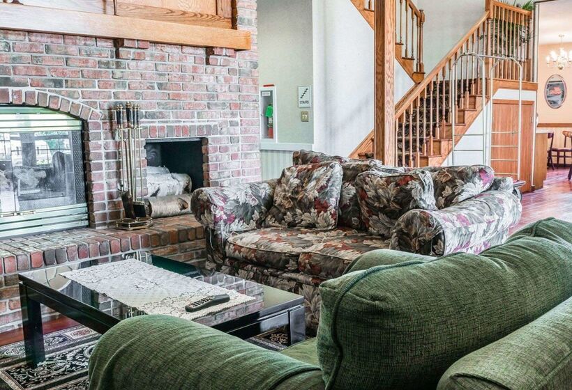 Отель Econo Lodge & Suites