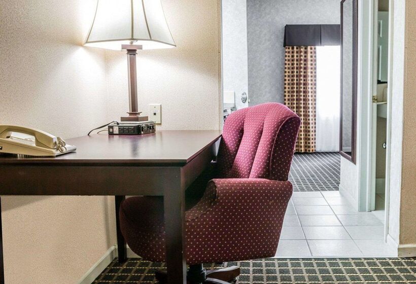 هتل Econo Lodge & Suites
