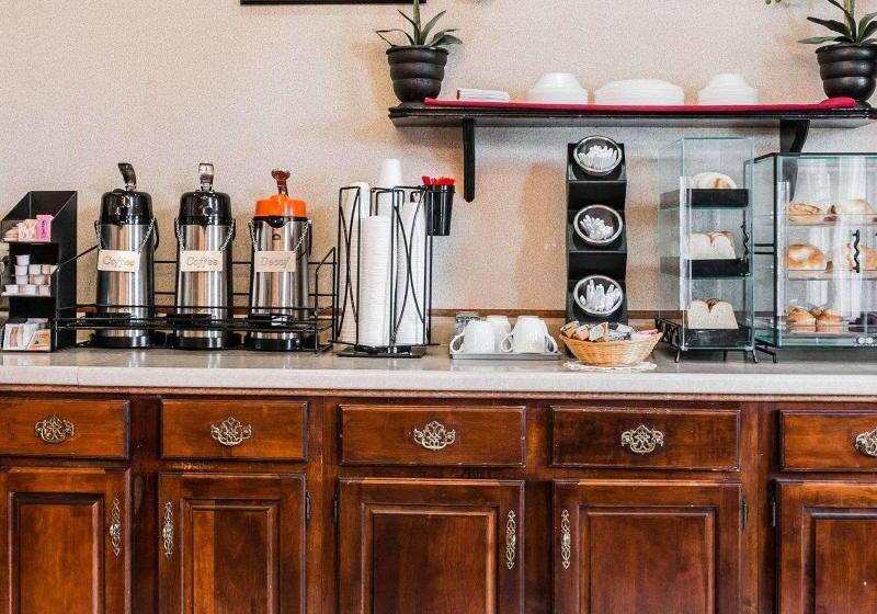 Отель Econo Lodge & Suites