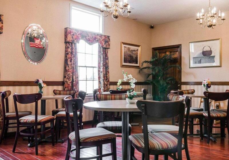 Отель Econo Lodge & Suites