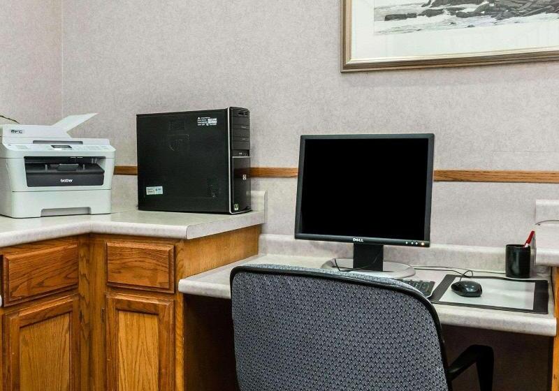 Отель Econo Lodge & Suites