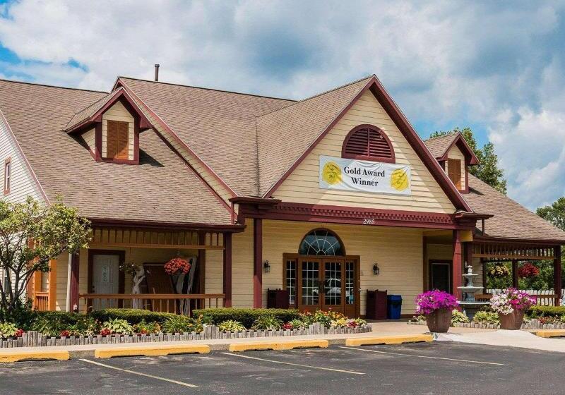 Отель Econo Lodge & Suites