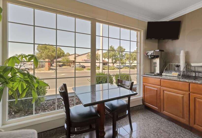 فندق Econo Lodge Woodland Near I 5