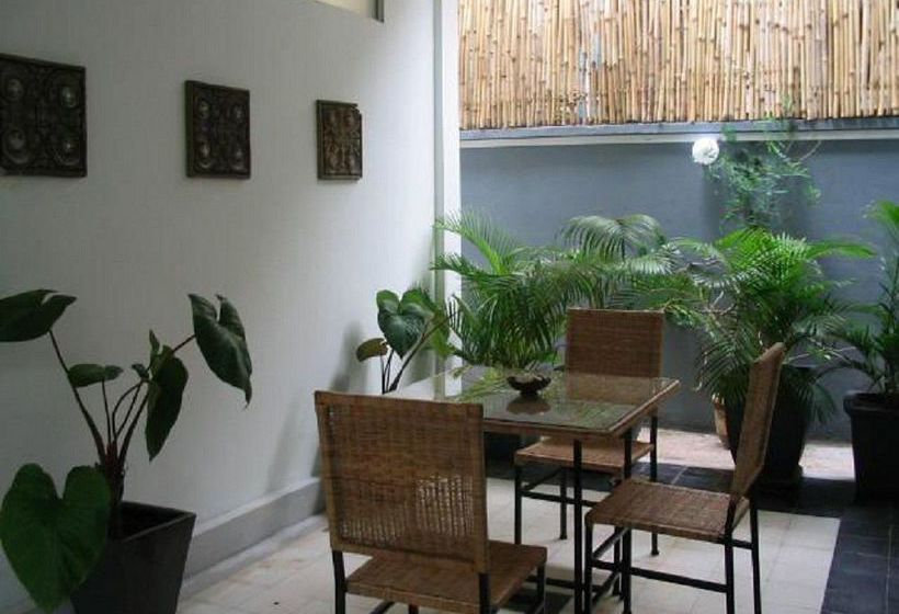 בית מלון כפרי Frangipani Villa 60s