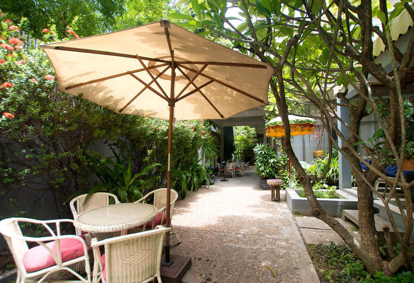 בית מלון כפרי Frangipani Villa 60s