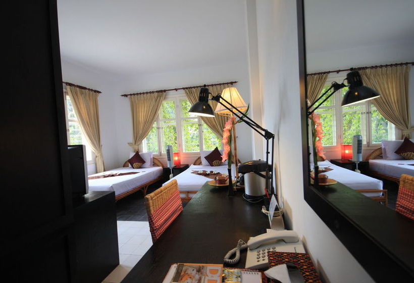 בית מלון כפרי Frangipani Villa 60s