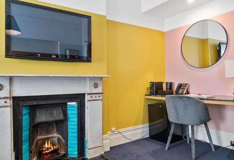 Harry, Ascend Hotel Collection