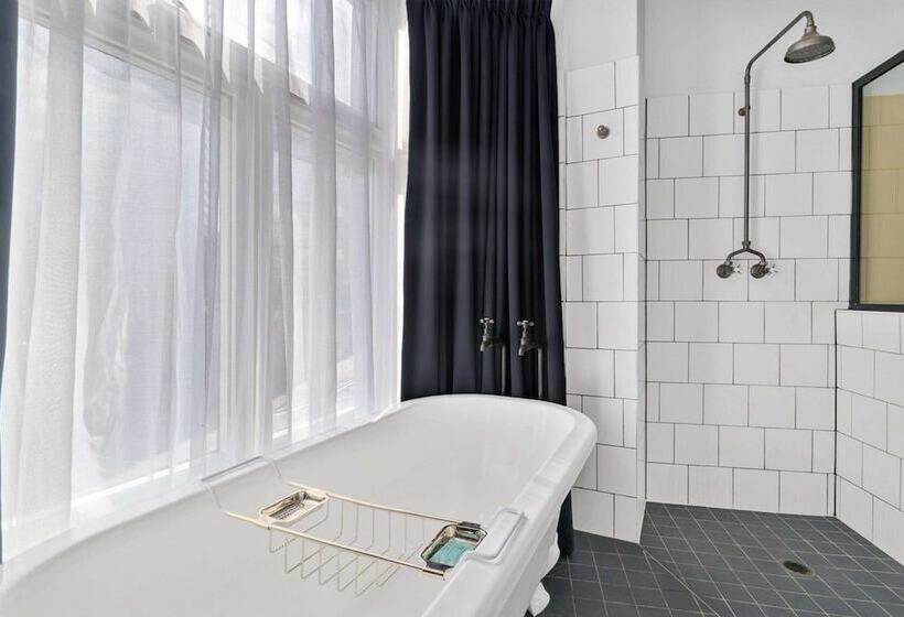 Harry, Ascend Hotel Collection