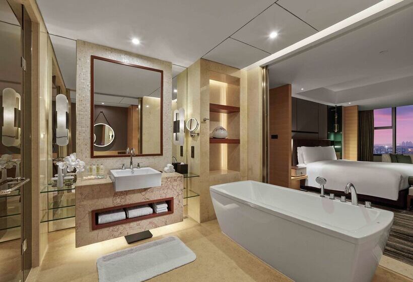 هتل Hilton Shanghai Hongqiao