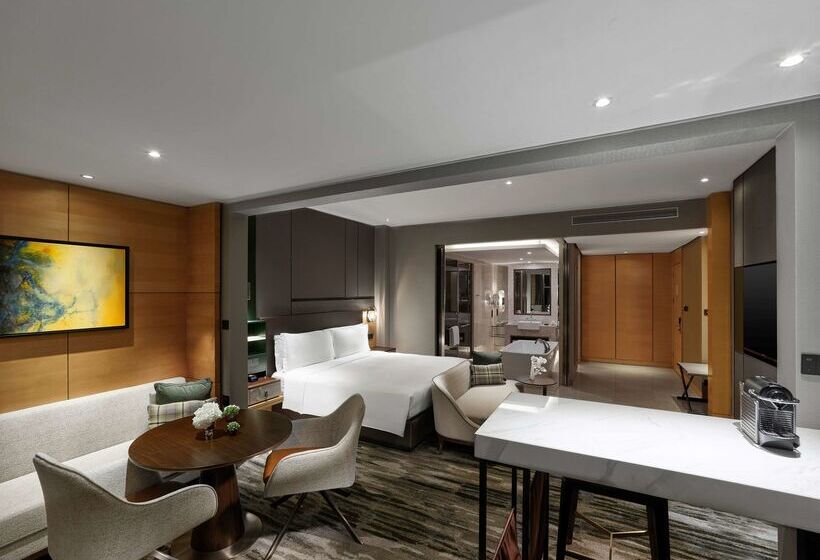 هتل Hilton Shanghai Hongqiao