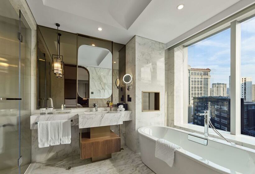 هتل Hilton Shanghai Hongqiao