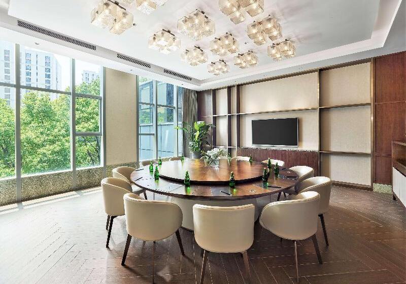 هتل Hilton Shanghai Hongqiao