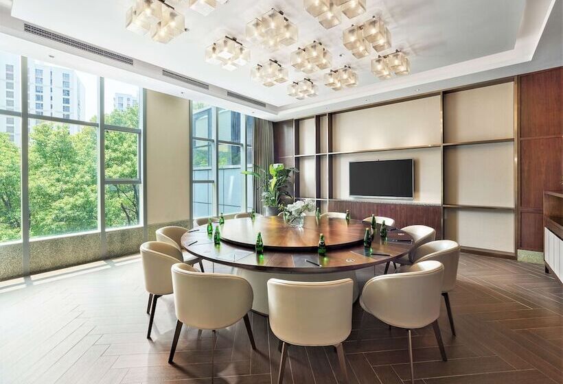 هتل Hilton Shanghai Hongqiao