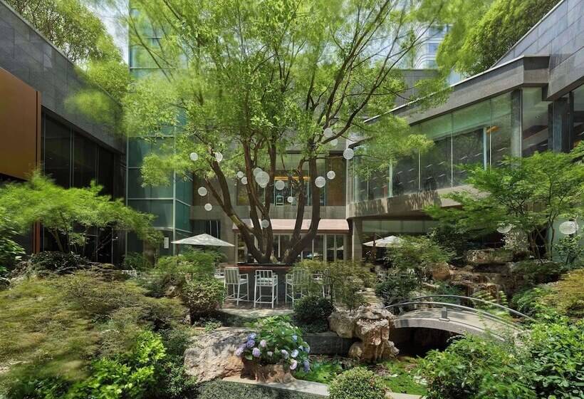 هتل Hilton Shanghai Hongqiao