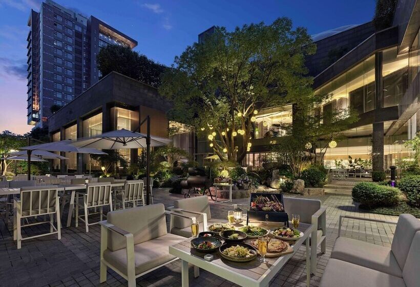 هتل Hilton Shanghai Hongqiao