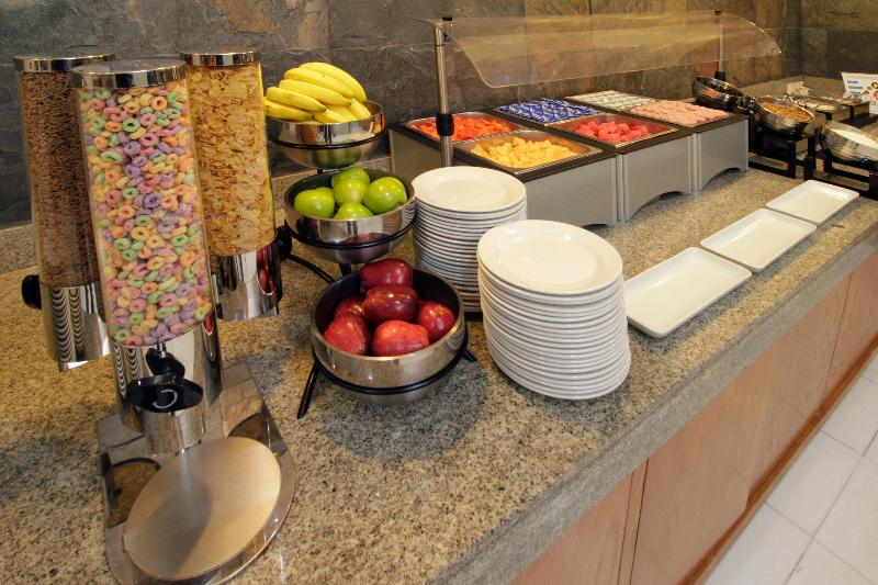 Отель Holiday Inn Express & Suites Irapuato