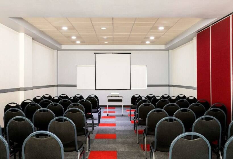 ホテル Ibis Guadalajara Expo