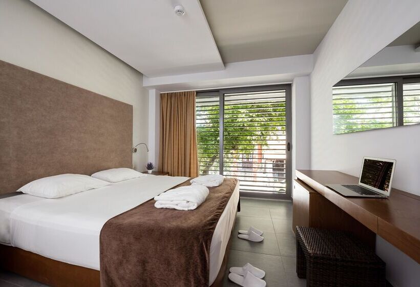 בית מלון כפרי Oktober Downtown Boutique