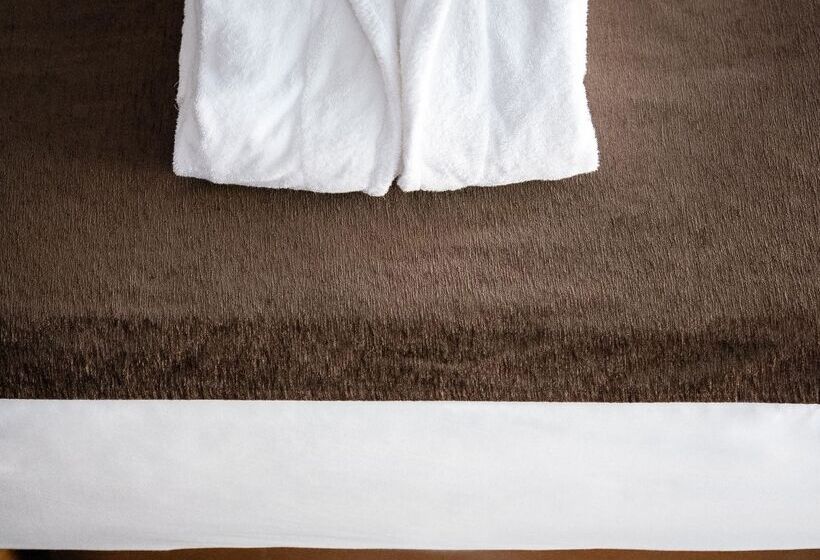 בית מלון כפרי Oktober Downtown Boutique