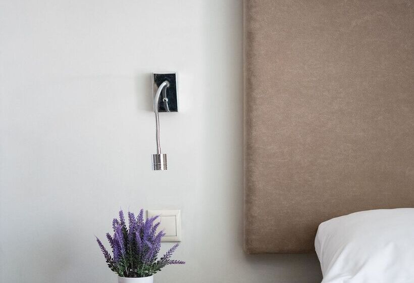 בית מלון כפרי Oktober Downtown Boutique