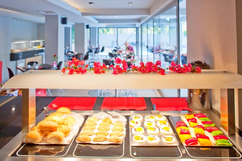 בית מלון כפרי Oktober Downtown Boutique