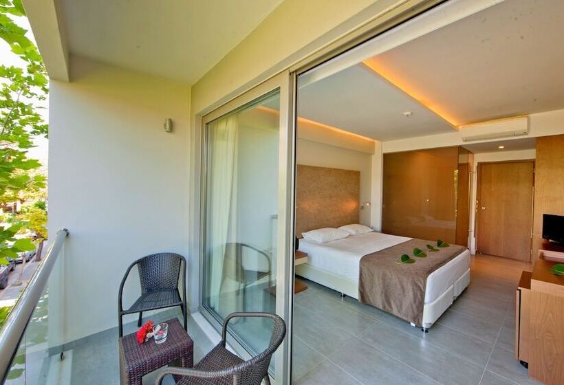 בית מלון כפרי Oktober Downtown Boutique