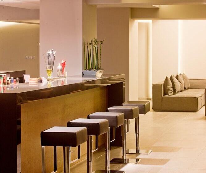 בית מלון כפרי Oktober Downtown Boutique