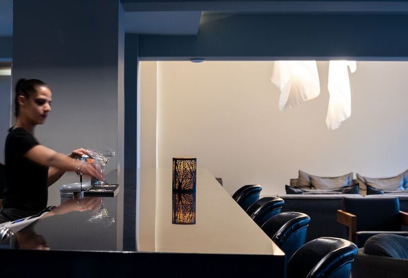 בית מלון כפרי Oktober Downtown Boutique