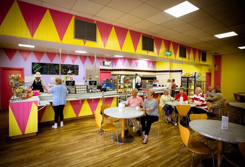 בית מלון כפרי Pakefield Holiday Village   Adults Only