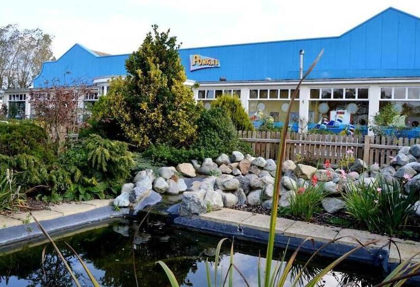 בית מלון כפרי Pakefield Holiday Village   Adults Only