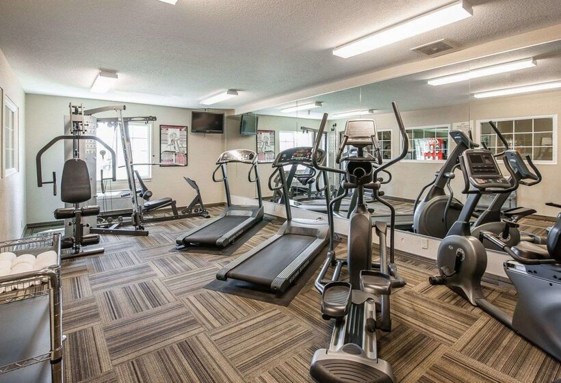 هتل Suburban Studios South Bend