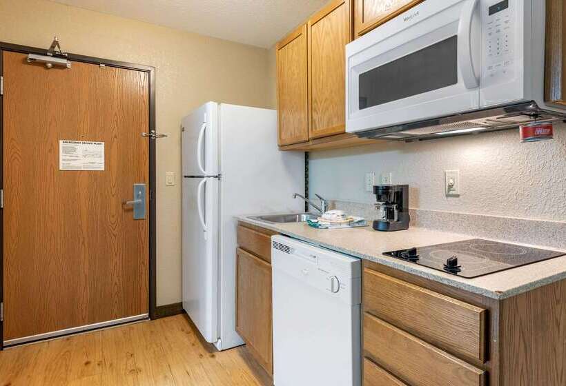 هتل Suburban Studios South Bend