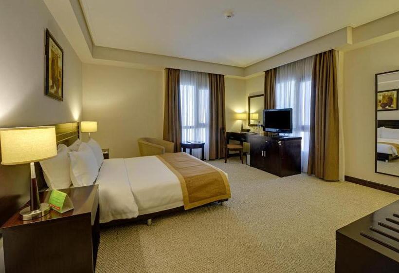 Monroe Hotel & Suites