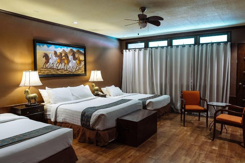 فندق Dahilayan Forest Park Resort