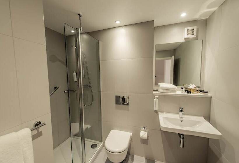 Отель Premier Suites Reading