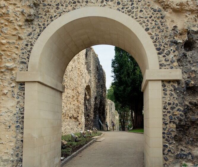 Отель Premier Suites Reading