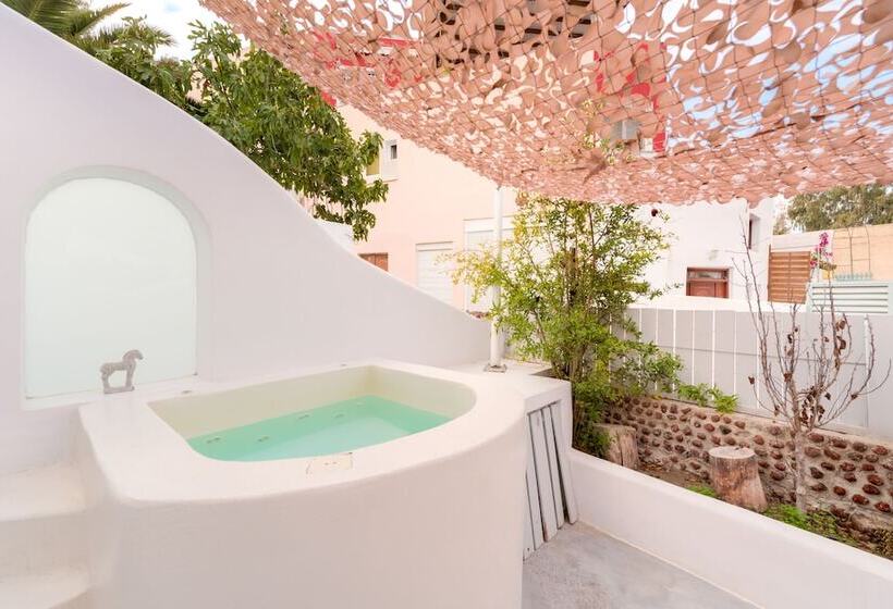 בית מלון כפרי The Muse Of Santorini   Hot Tub Suites