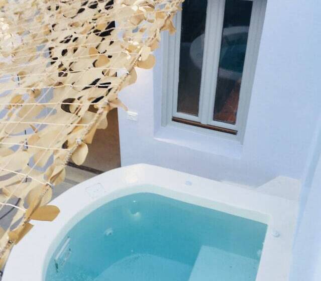 בית מלון כפרי The Muse Of Santorini   Hot Tub Suites