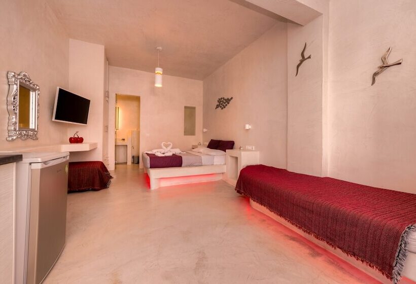 בית מלון כפרי The Muse Of Santorini   Hot Tub Suites